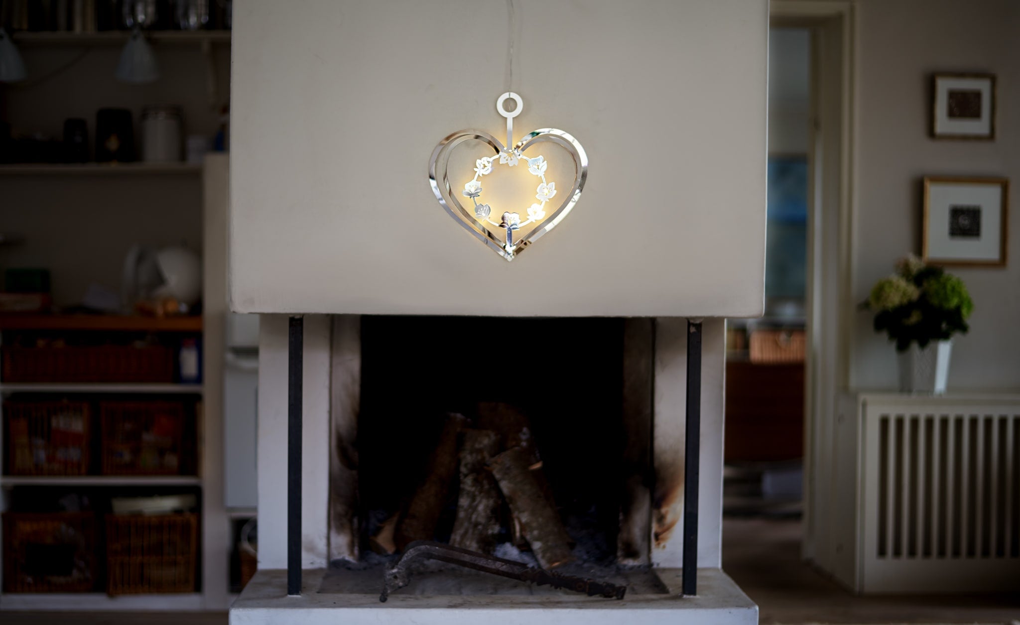 Silbernes Herz mit Blumenkranz & LED-Lichtern