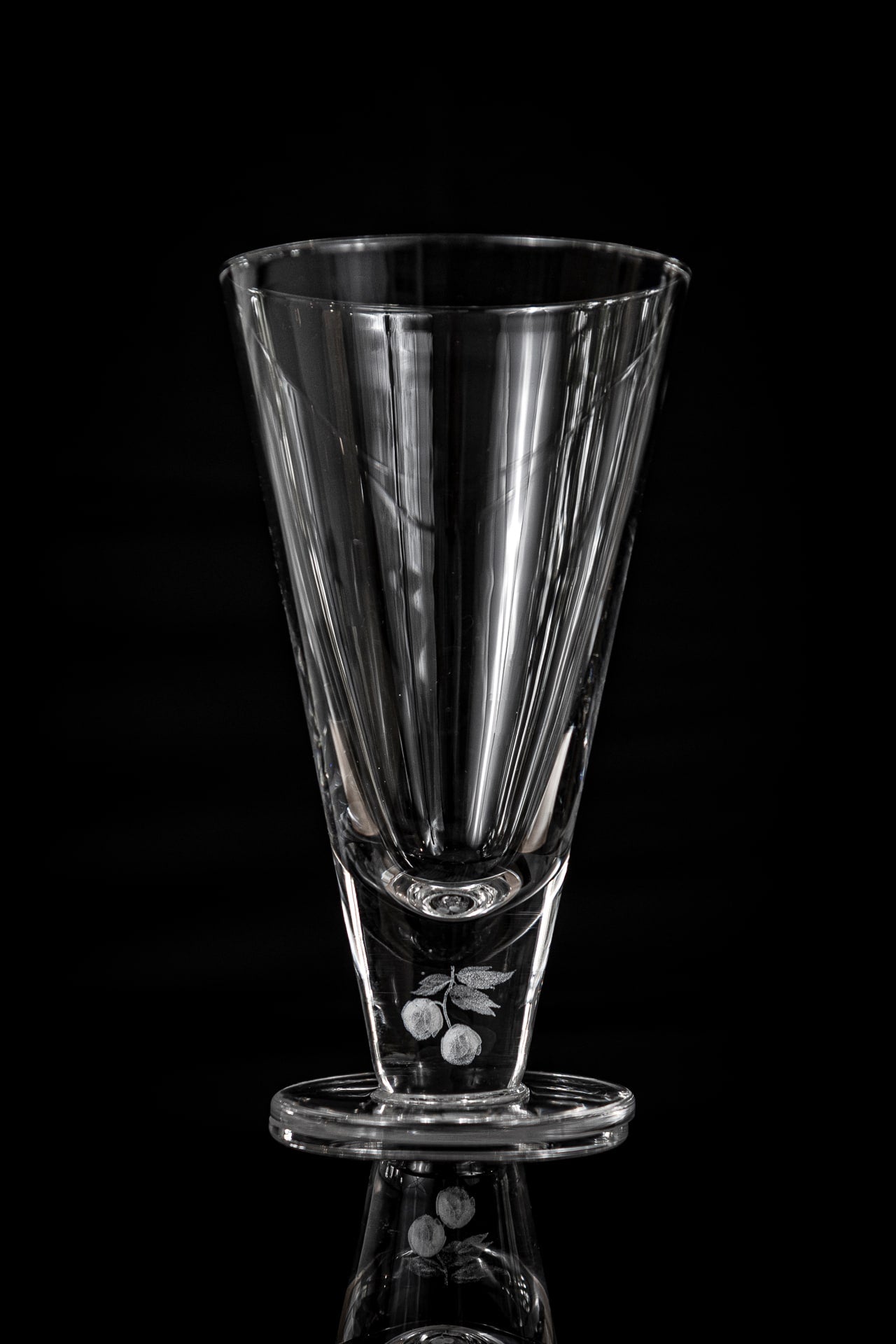 Beer glass - Mouth blown with laser design inside the foot
