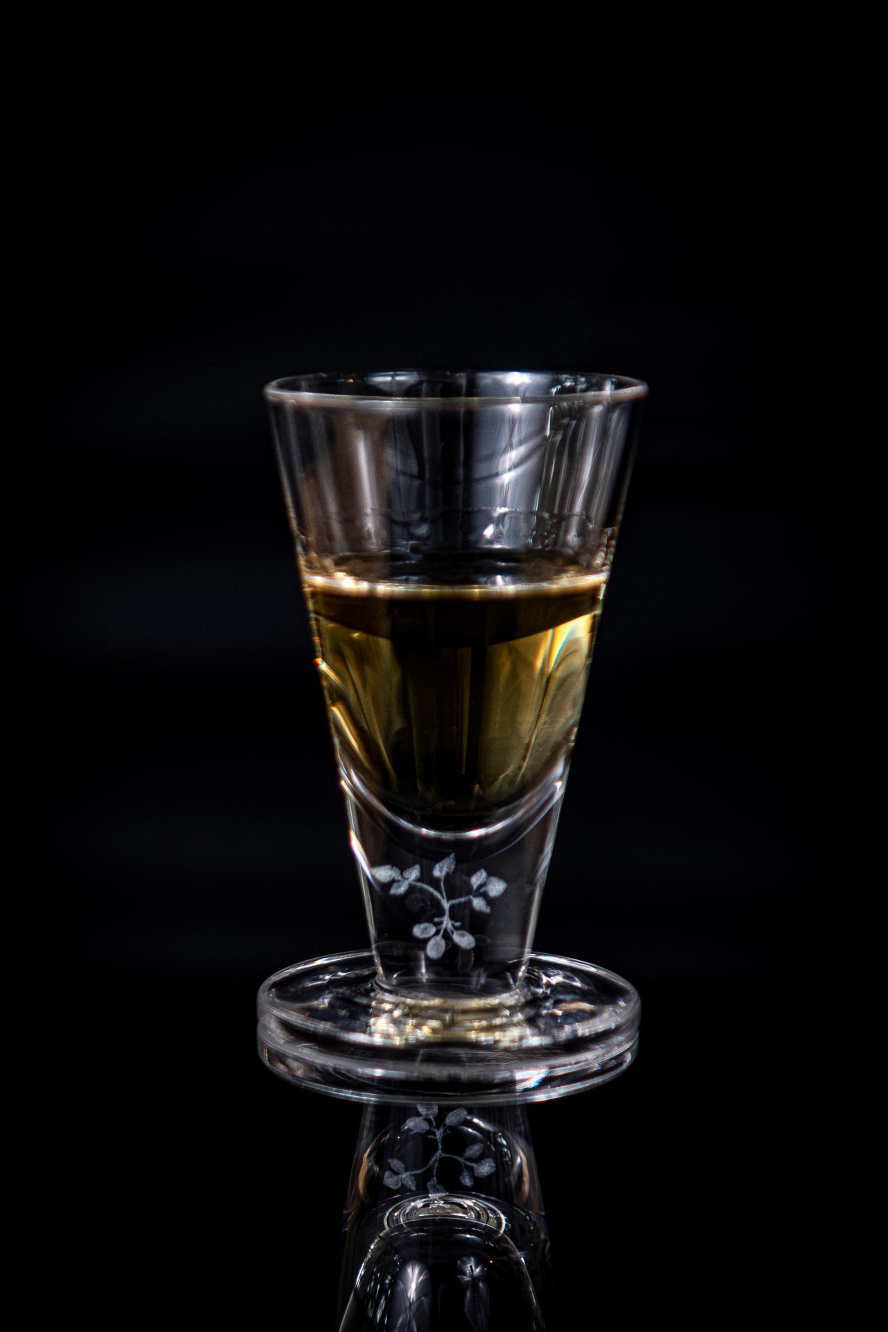 Snaps / Shot glass - Mouth blown with laser design inside the foot